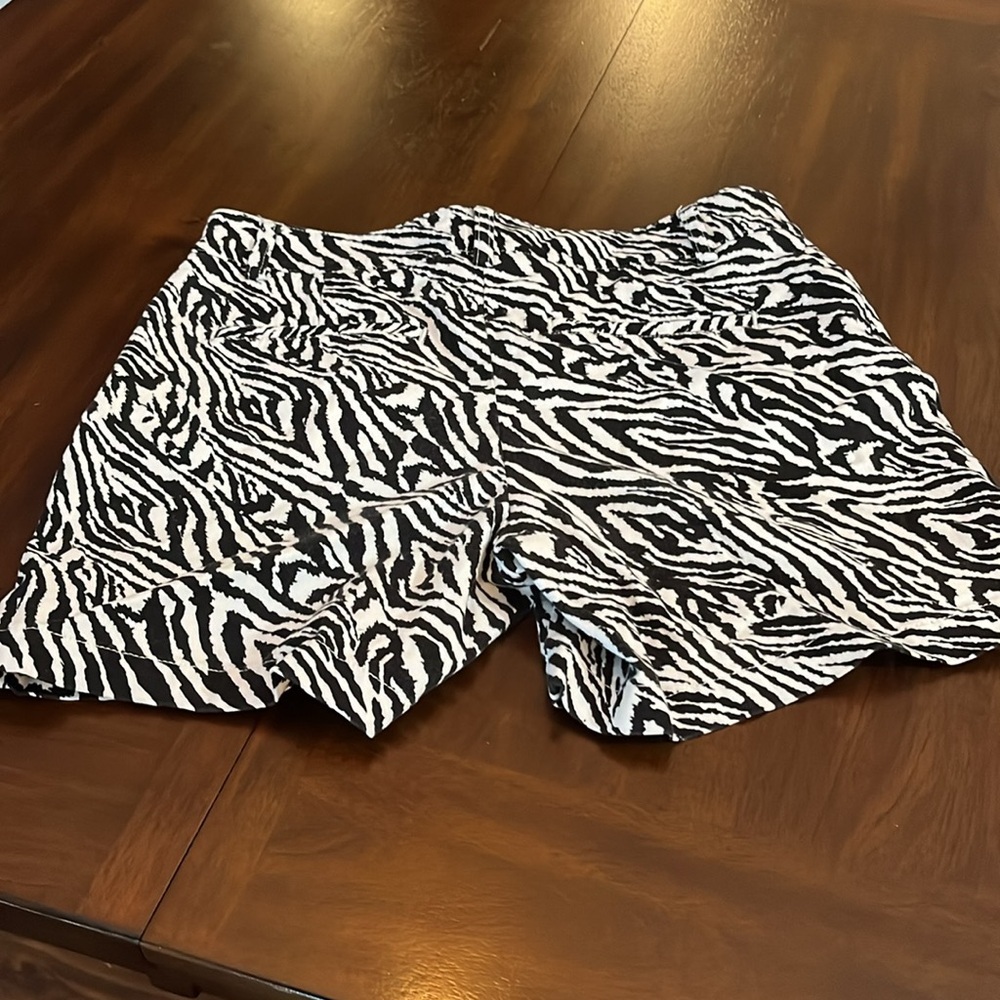 3 for $25 - Jones New York Sport Shorts/Like New Size 8-Zebra print - Picture 4 of 4